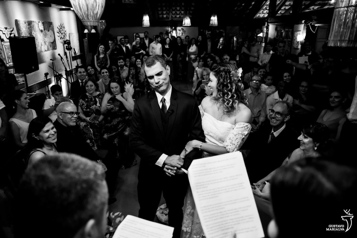 noivo faz careta enquanto sorri e são observados pelos convidados na cerimônia de casamento realizada no restaurante don pascual