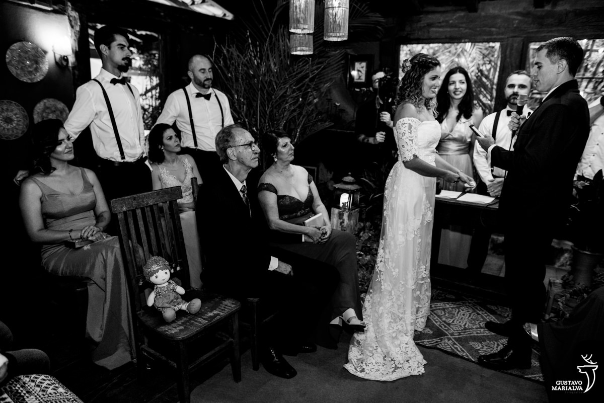 imagem geral da cerimônia com destaque para boneca de pano em homenagem a avó da noiva