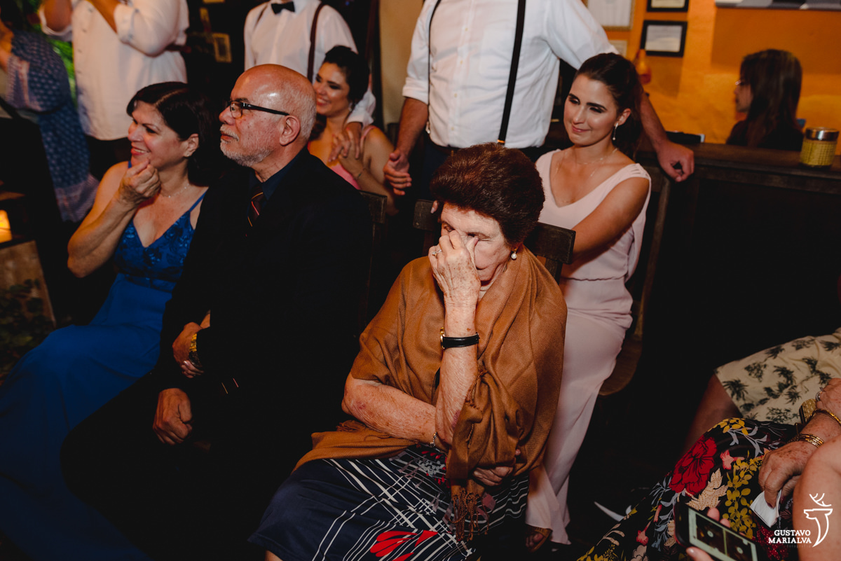 avó usando chale marrom se emociona durante a cerimônia de casamento 