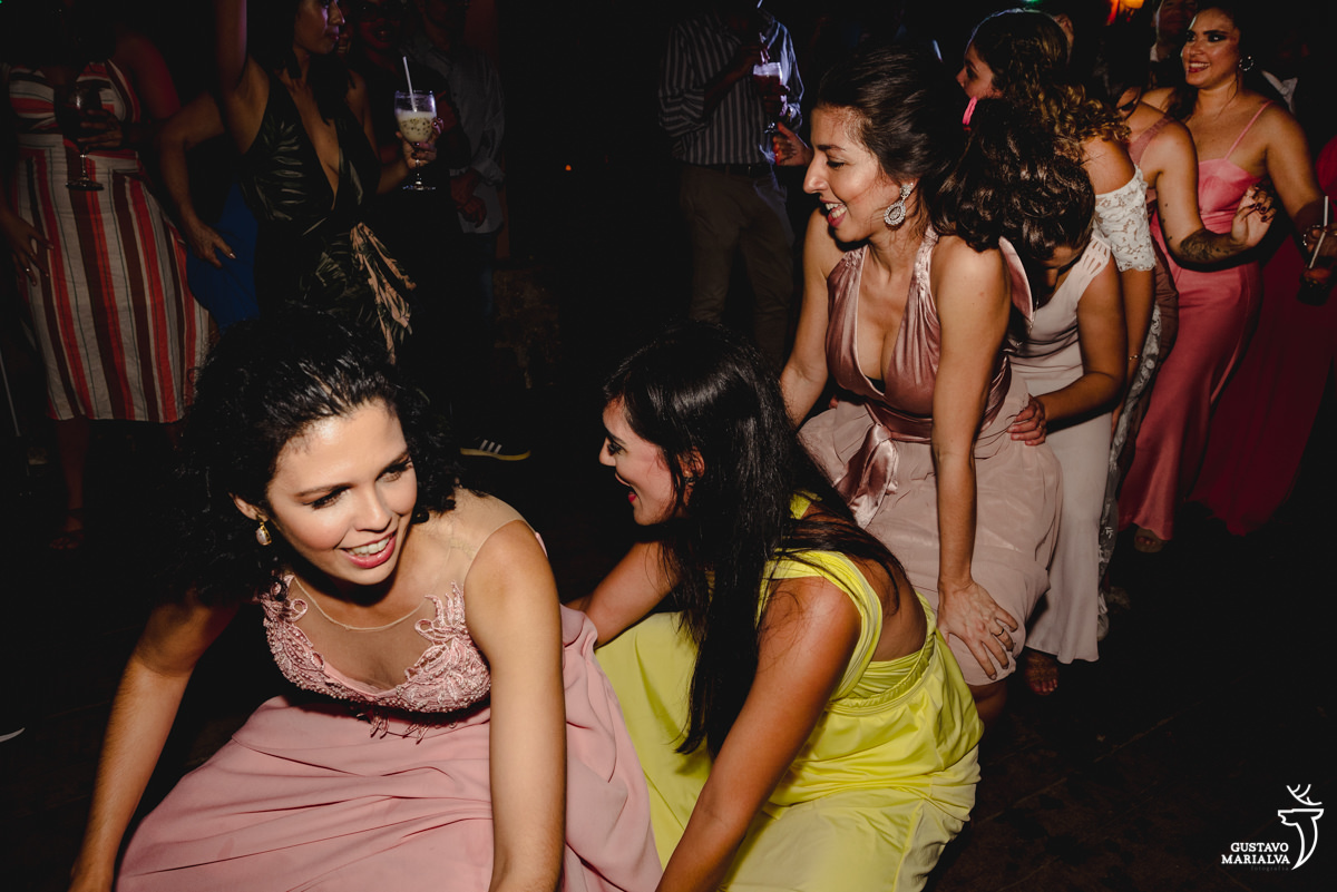 noiva dança enfileirada de amigas 