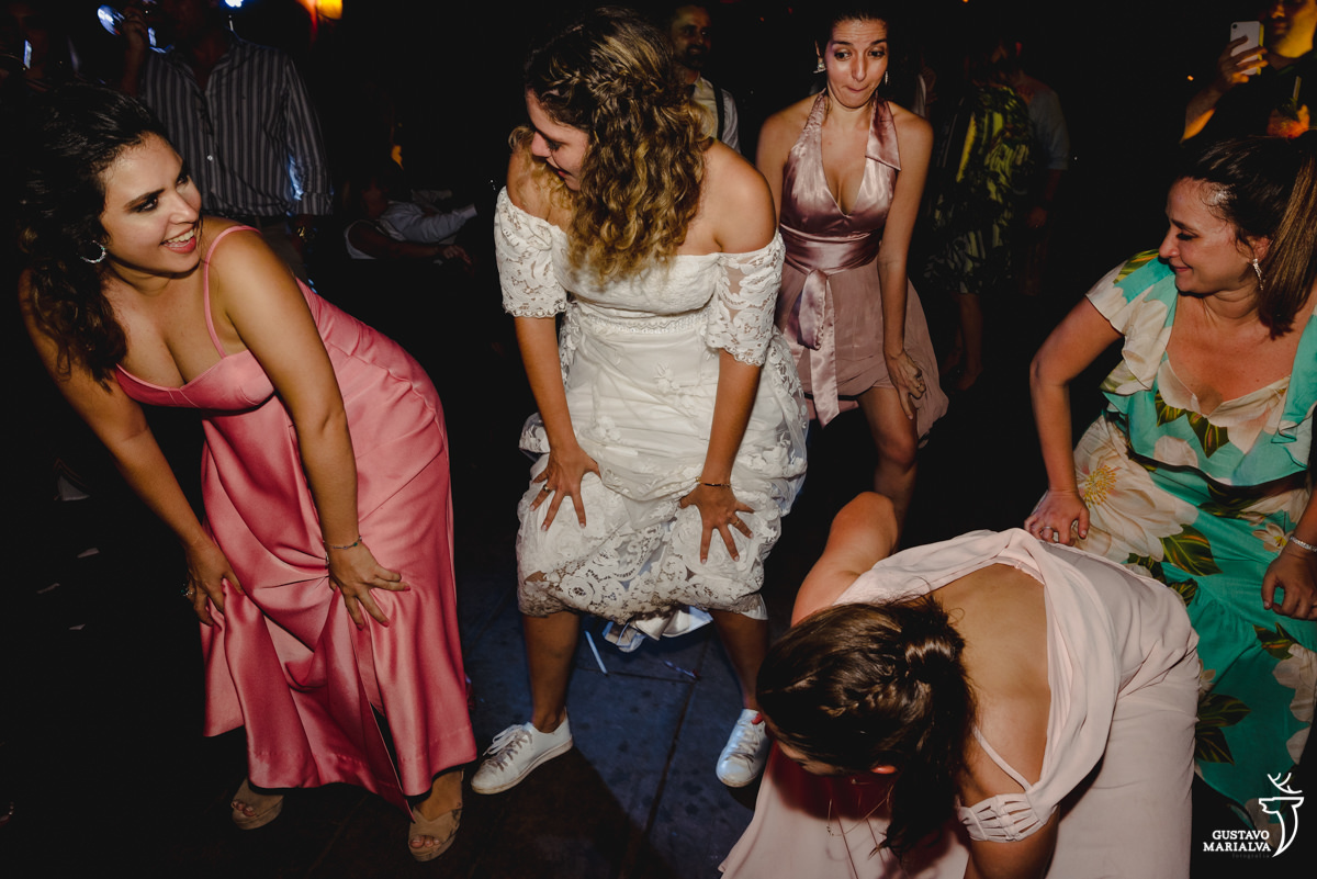noiva dança até o chão com amigas
