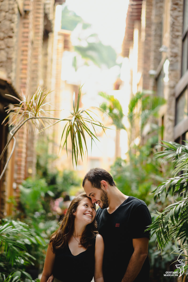 casal se abraça em frente ao café secreto no rio de janeiro