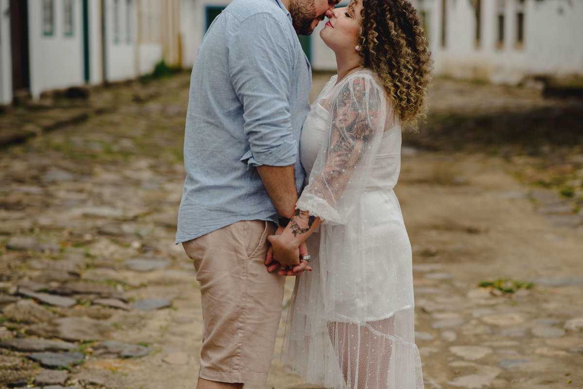 casal se beija no centro de paraty no rio de janeiro