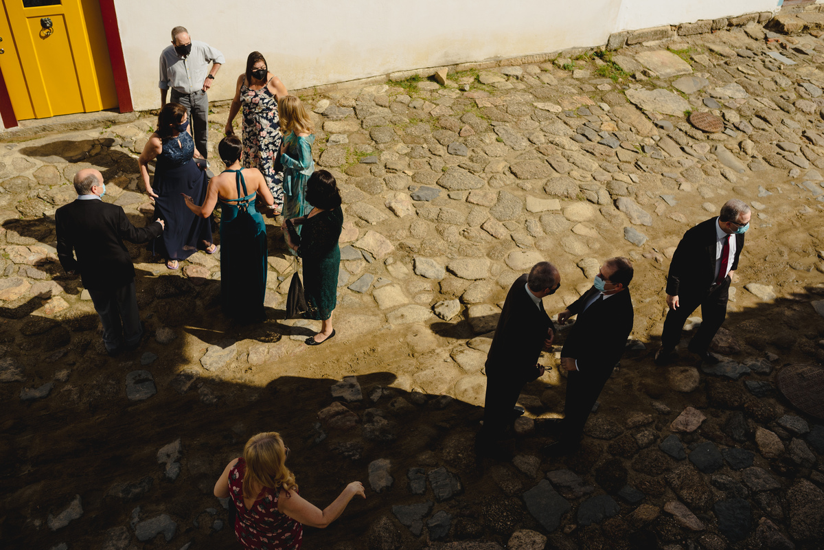 convidados saem para ir para a igreja no centro de paraty