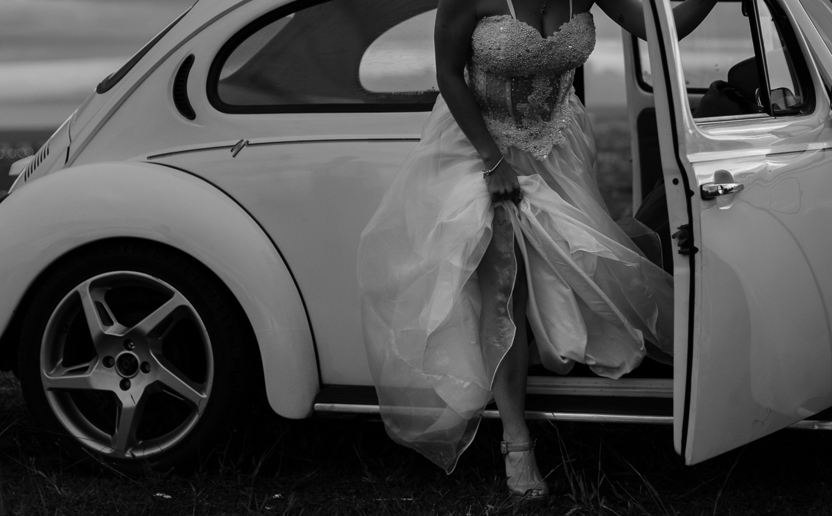 Noiva saindo do carro