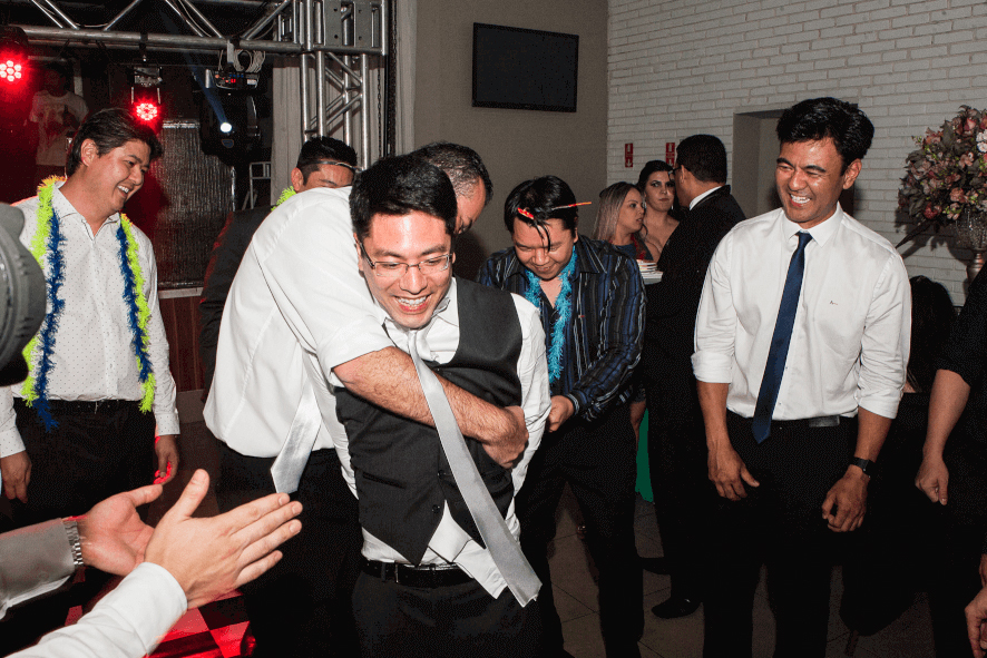 Fotografo de cAsamento em Campinas Fernando Coutinho faz fotografia de casamento  do momento da gravada e de final de festa