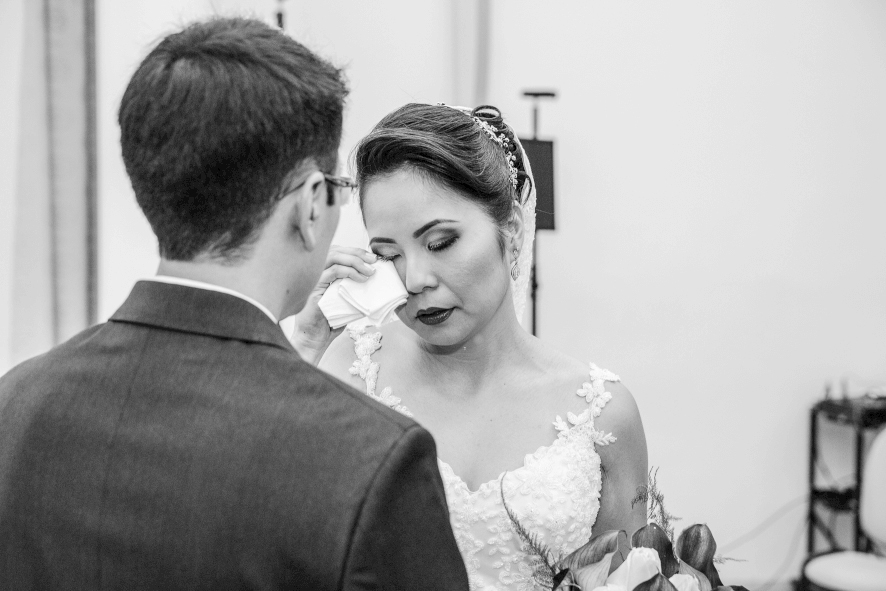 fotografia de casamento campinas noiva chora emocionada em cerimonia religiosa na igreja messianica de campinas sao paulo sp