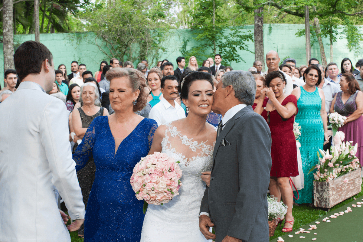 FOTOGRAFIA DA ENTRADA DA NOIVA NA CERIMONIA COM SEU PAI. NO CASAMENTO NO ESPACO VIP EVENTOS EM JAGUARIUNA SAO PAULO SPCAMPINAS PIRACICABA RIBEIRAO PRETO VALINHOS VINHEDO LOUVEIRA JUNDIAI INDAIATUBA AMPARO PEDREIRA SERRA NEGRA AGUAS DE LINDOIA ITATIBA ITU 