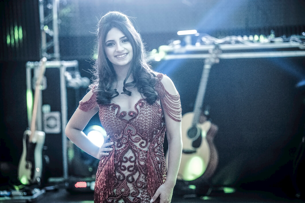 Gabriela linda em seu vestido vermelho