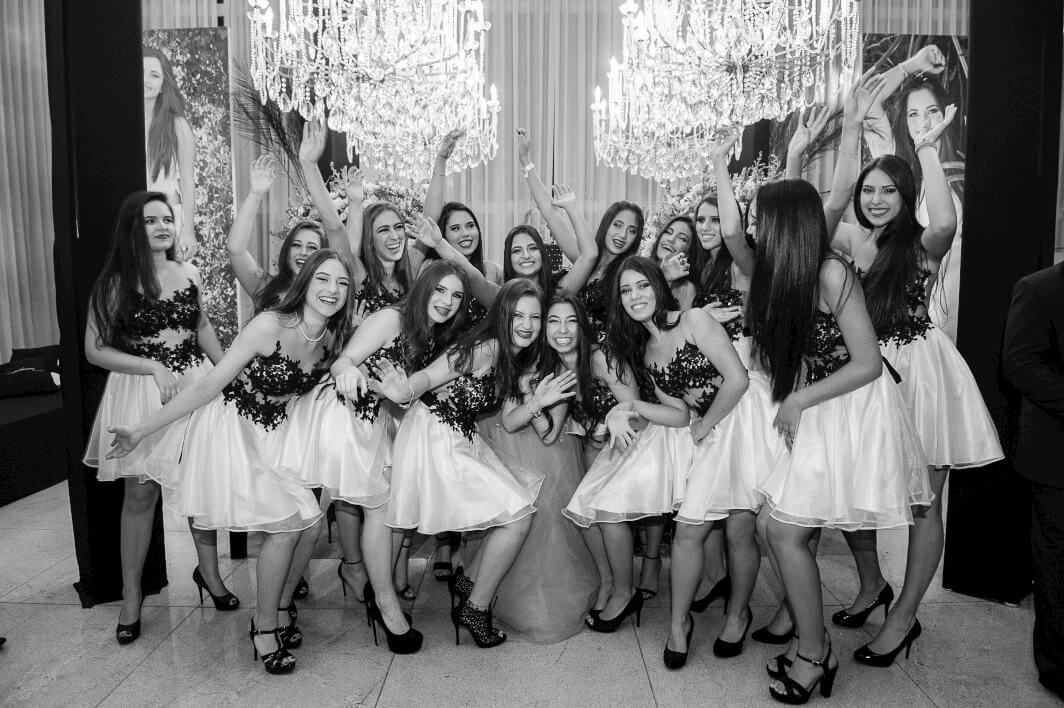 Gabi e suas amigas em sua festa em Americana