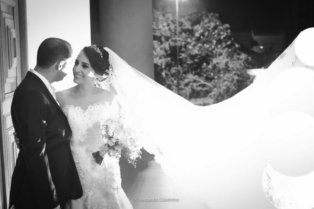 cena do ensaio fotografico dos noivos com imagens do video do casamento do casal de noivos que se casaram em americana sao paulo