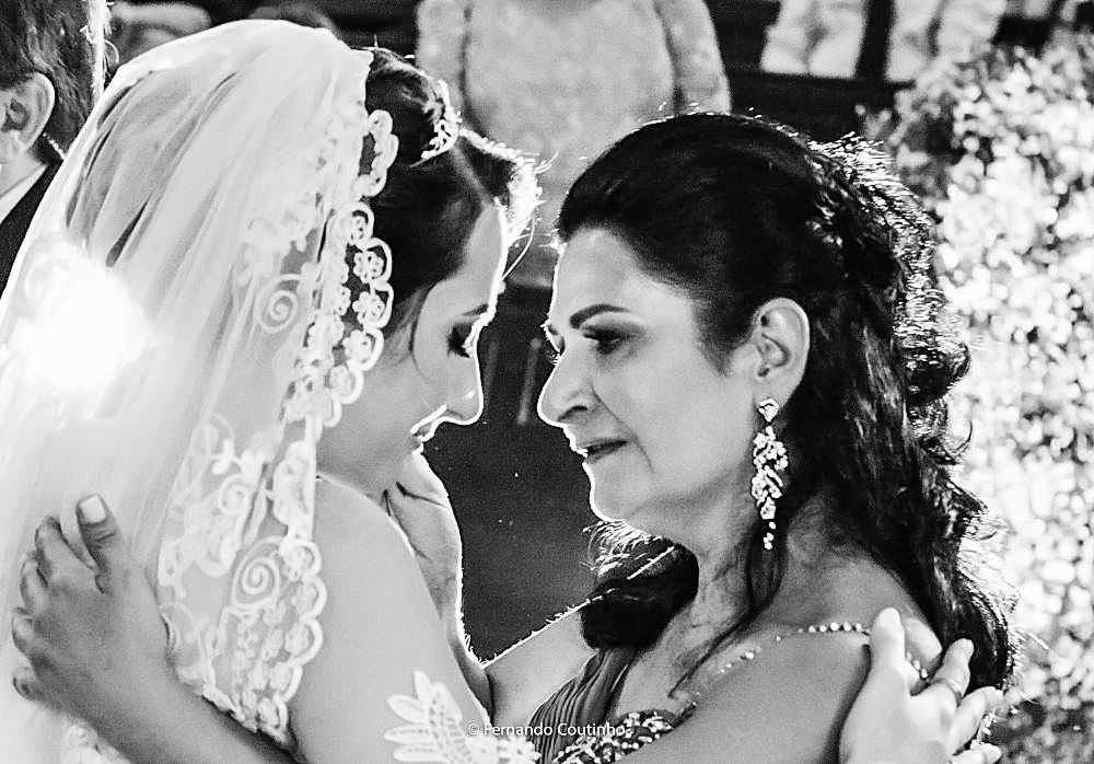 momento de emocao no casamento onde a noiva cumprimenta sua mae e chora muito com fotografia autoral de fernando coutinho campinas sao paulo