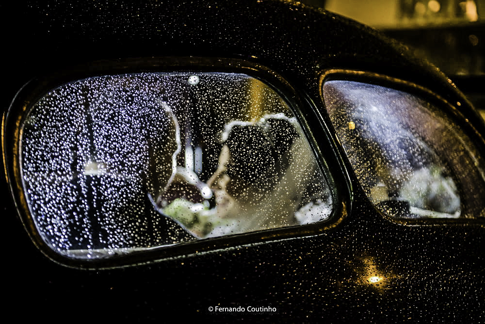 fotografia autoral de casamento sem flash casal de noivos dentro do rolls royce 1947 que levou os noivos para a festa no villa nobre eventos foto feita pelo fotografo autoral fernando coutinho