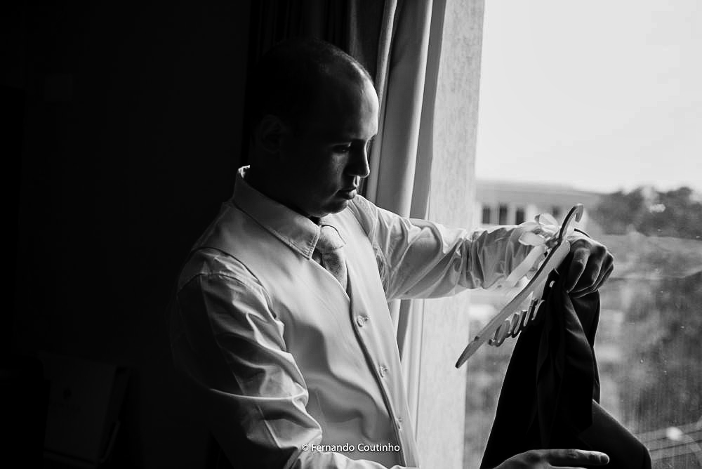 fotografia de casamento autoral de noivo se arrumando no making of do hotel a linda fotografia esta preto e branco