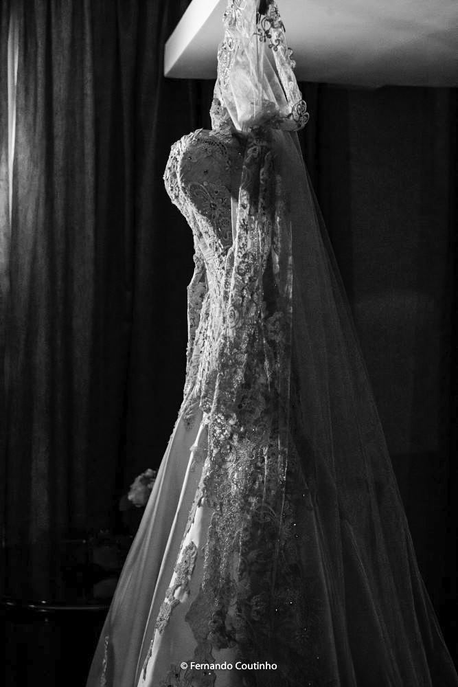 fotografia de casamento feita por fotografo de casmaento autoral fernando coutinho  com vestido de noiva lindo no atelier
