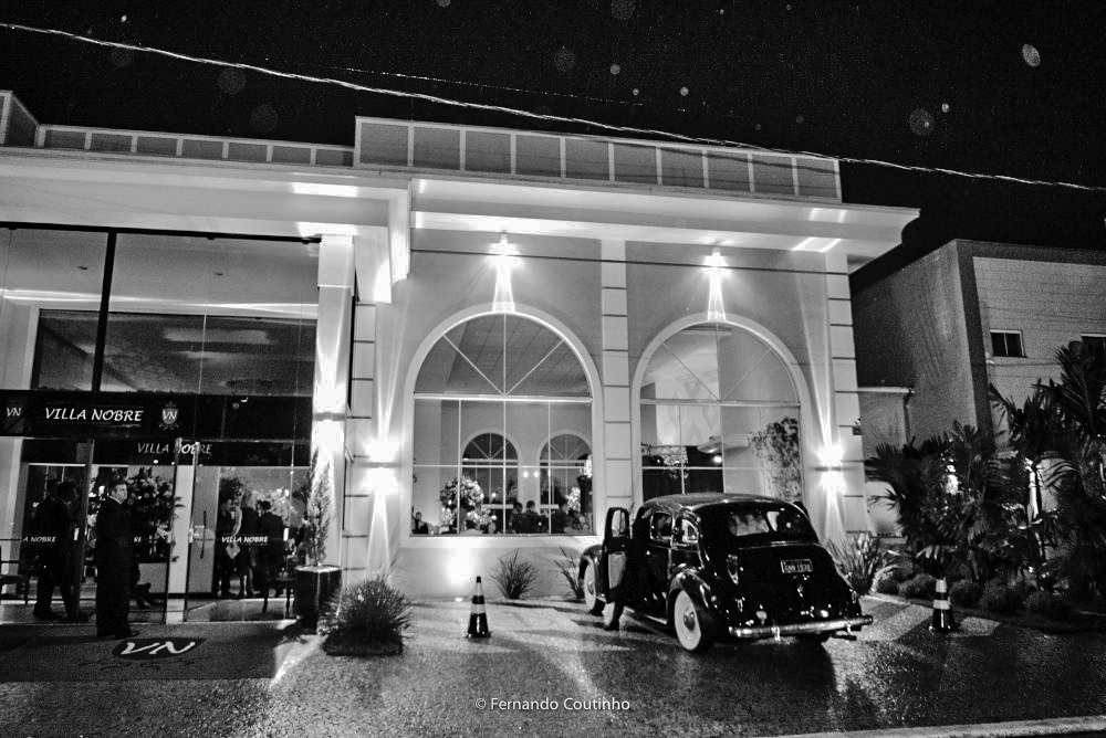 fachada do salao de festas villa nobre eventos com carro antigo rolls royce 1947 que levou o casal de noivos para a festa de casamento em americana sao paulo