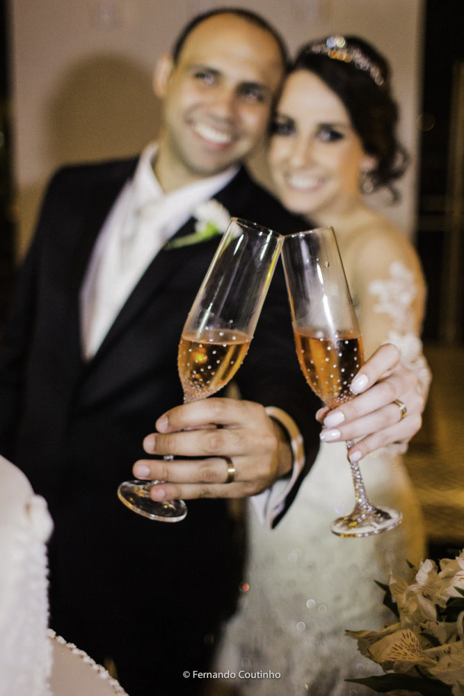 brinde do casal de noivos no casamento no espa;co de festas villa nobre eventos fotografia autoral feita pelo fotografo autoral de casamentos fernando coutinho de campinas sao paulo