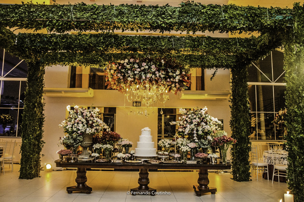 mesa de bolo decorado com suporte de 2 metros altura no espaco de eventos villa nobre eventos decoracao de fernando reame da cdade de americana sao paulo