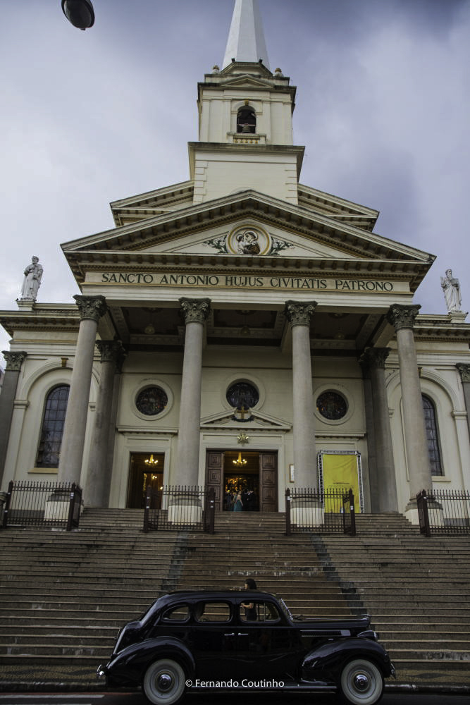fachada da igreja basilica santo antonio de padua tendo a sua frente um carro rolls royce 1947 que leva a noiva para seu casamento