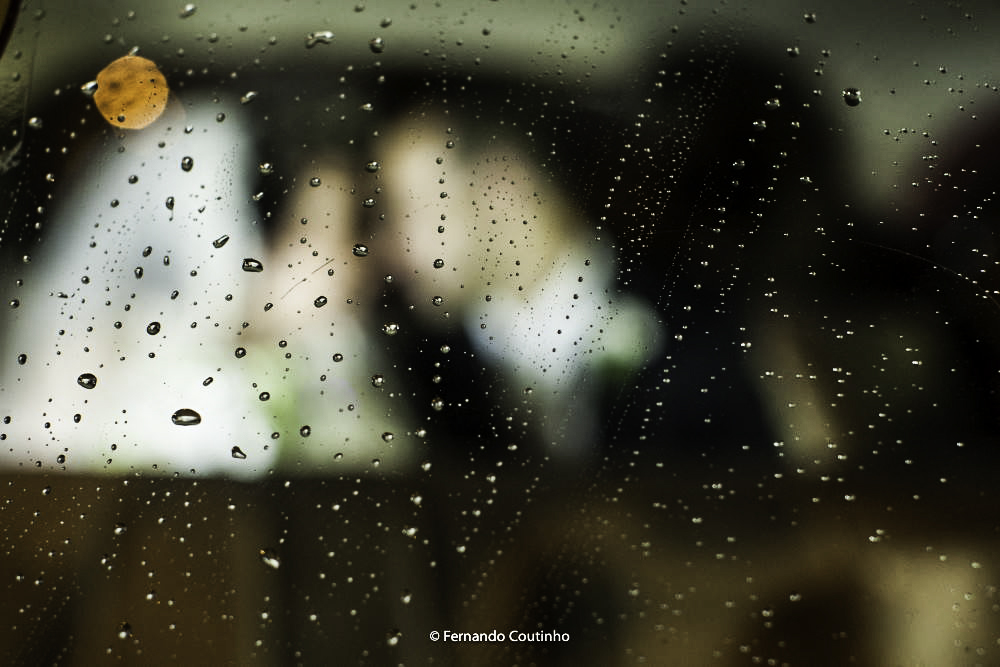 fotografia autoral casamento fotografo autoral casamento com a cena casal noivos dentro do carro dos noivos um rolls royce 1947 preto que levou os noivos a festa no villa nobre eventos em americana