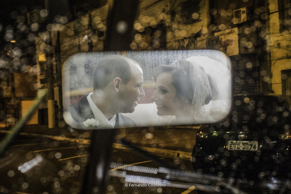 esta fotografia autoral de casamento mostra o casal de noivos dentro do carro dos noivos um rools royce 1947 que levou os noivos a festa de casamento no villa nobre eventos em americana sao paulo