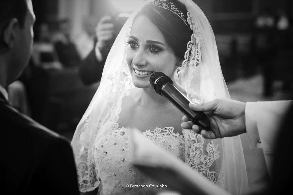 cena do momento do juramento do casamento do casal de noivos que se casaram na basilica santo antonio de padua na cidade de americana sao paulo com decoracao de fernando reame o decorador