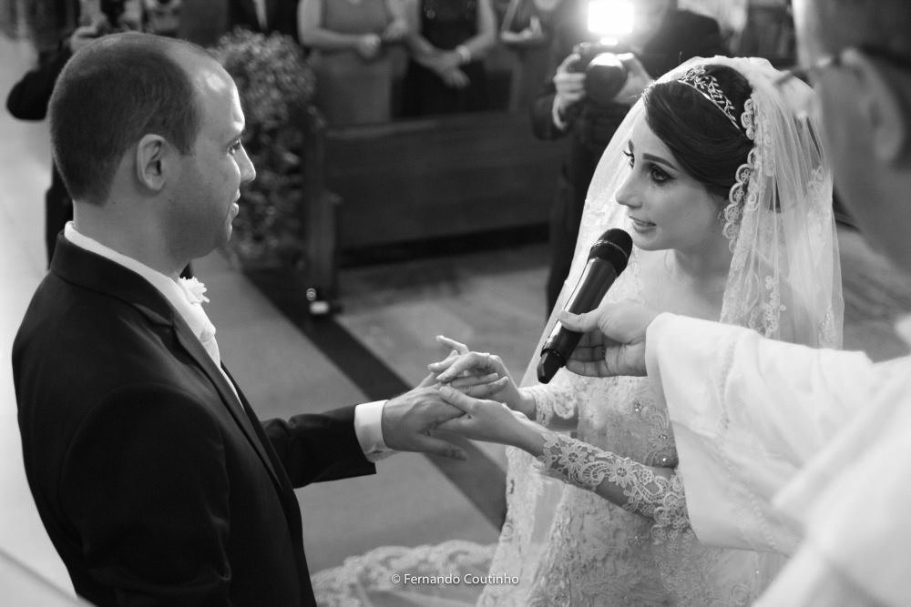 momento da troca de aliacas pelo casal de noivos que trocam aliancas na igreja santo antonio de padua na cidade de Americana sao paulo