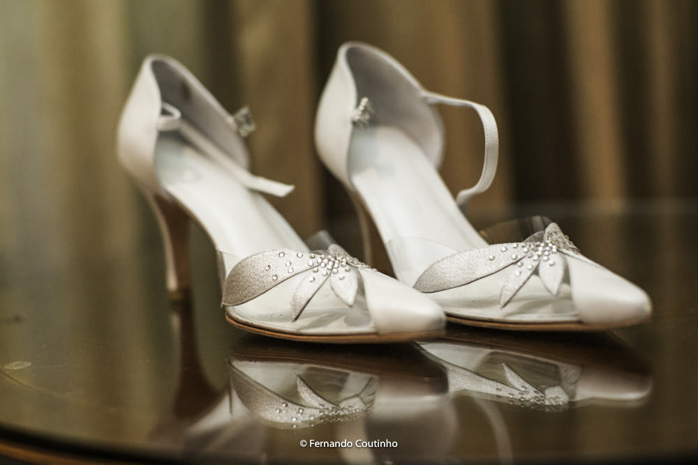 fotografia de casamento feita por fotografo autoral de casamento foto esta de um sapato de noiva muito diferente com detalhes a ouro bordado
