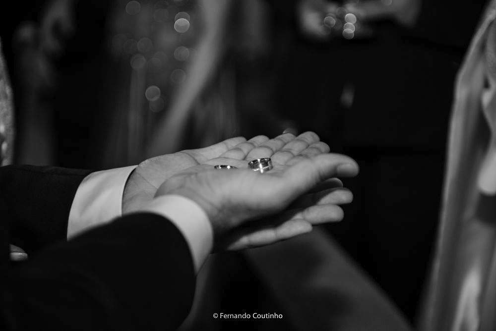 cena que mostra as lindas aliancas de casamento do casal de noivos que se casaram na cidade de campinas e de americana com cerimonial de vera rodrigues