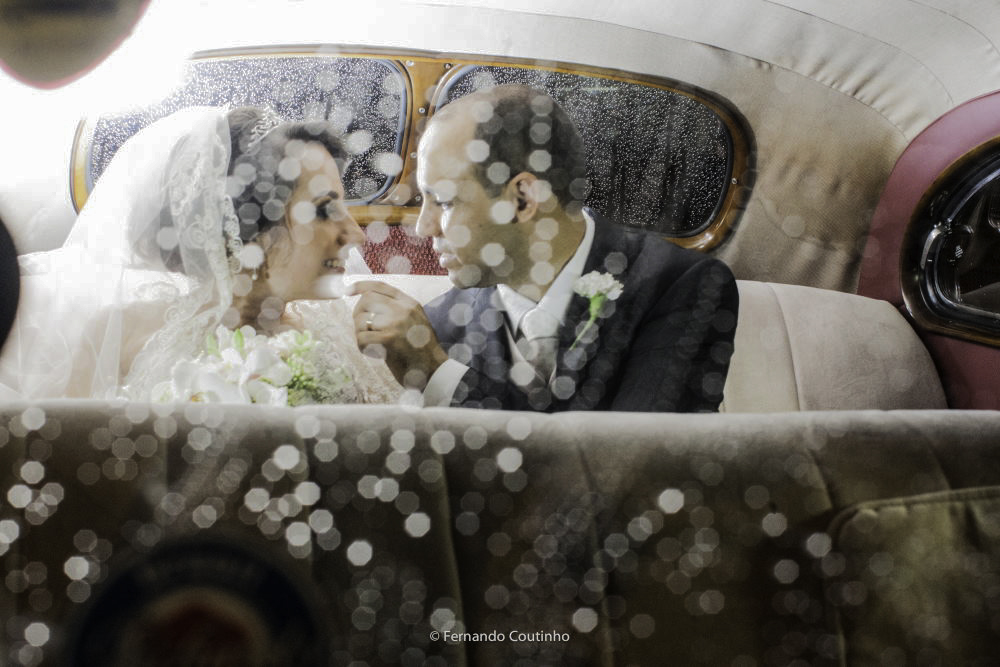fotografia autoral de casamento onde noivos dentro do casal de noivos desfocado e as gotas chuva casametno em foco. Fotografia autoral fotografo autoral casamentos