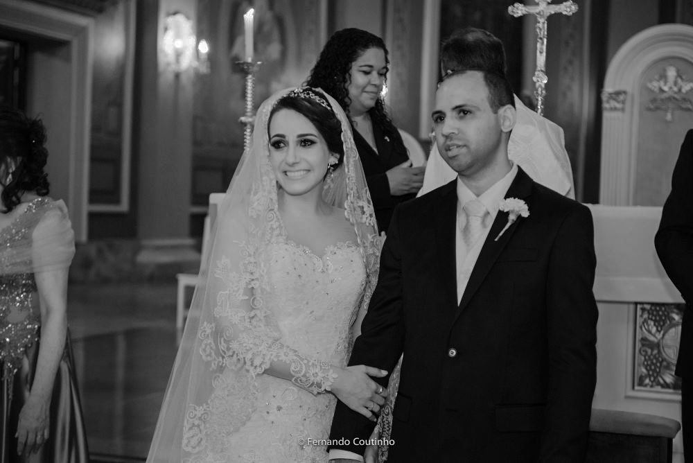 momento que o casal olha a entrada das damas de honras e pajens na igreja basilica santo antonio de padua em americana com organizacao de vera rodrigues cerimonial e assessoria