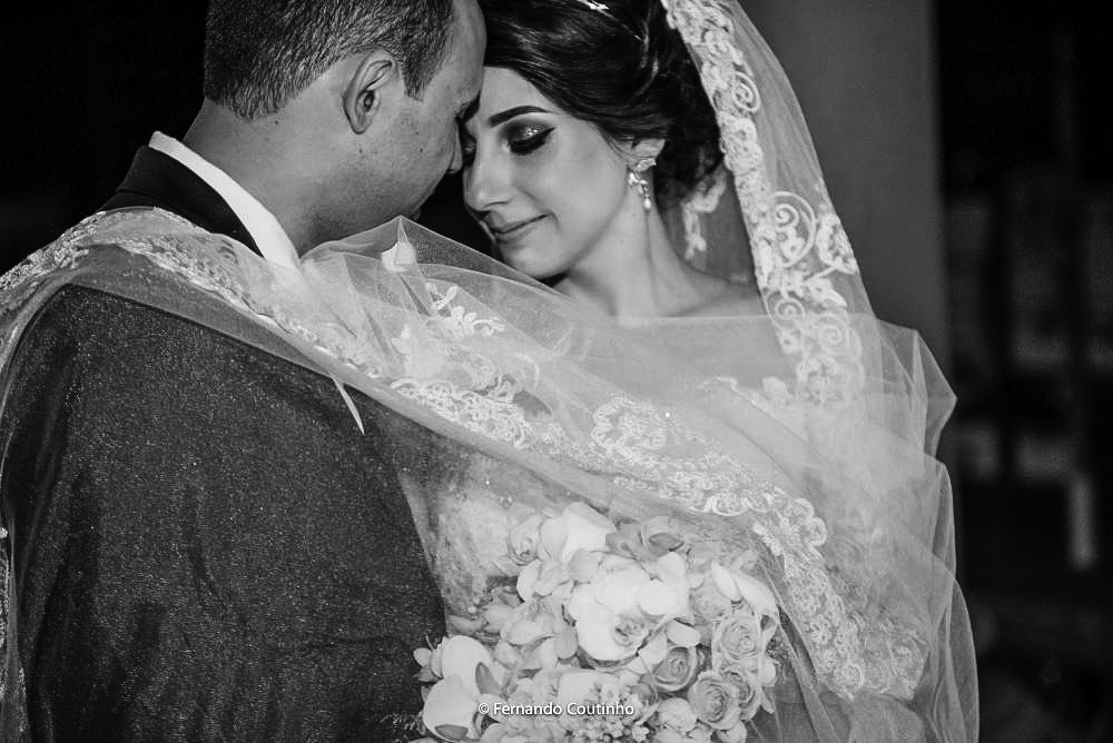 momento do ensaio de noivos, noiva enrolado no veu abraçando seu noivo fotografia autoral feita pelo fotografo de casamento autoral da cidade de campinas sao paulo