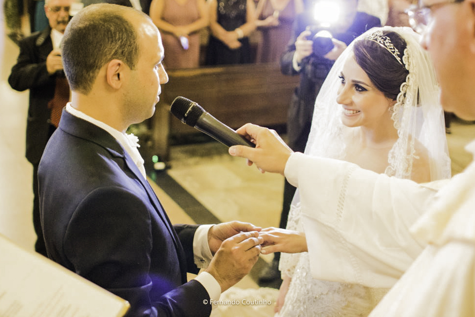 momento da troca de aliancas onde o casal de noivos colocam as aliancas de casamento e o fotografo autoral de casametnos fotografou este momento do casametno a troca de aliancas