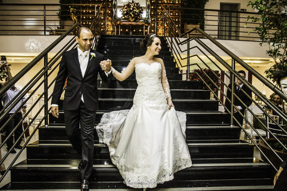 casal de noivos entra em sua festa descendo as escadas do salao de festas villa nobre evetnos na cidade de americana sao paulo