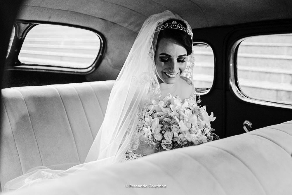 fotografia preto e branco da noiva dentro do carro rolls royce 1947 que levou esta noiva para seu casamento dos seonhos