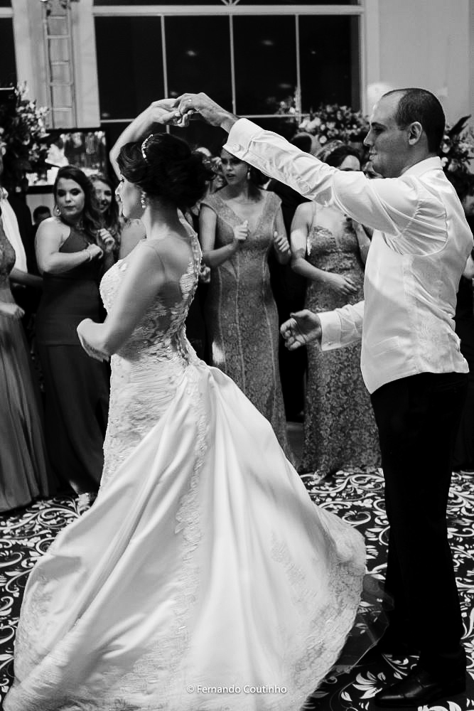 dança da valsa feita pelo casal de noivos no salao de festas villa nobre eventos na cidade de americana fotografia autoral de fernando coutinho