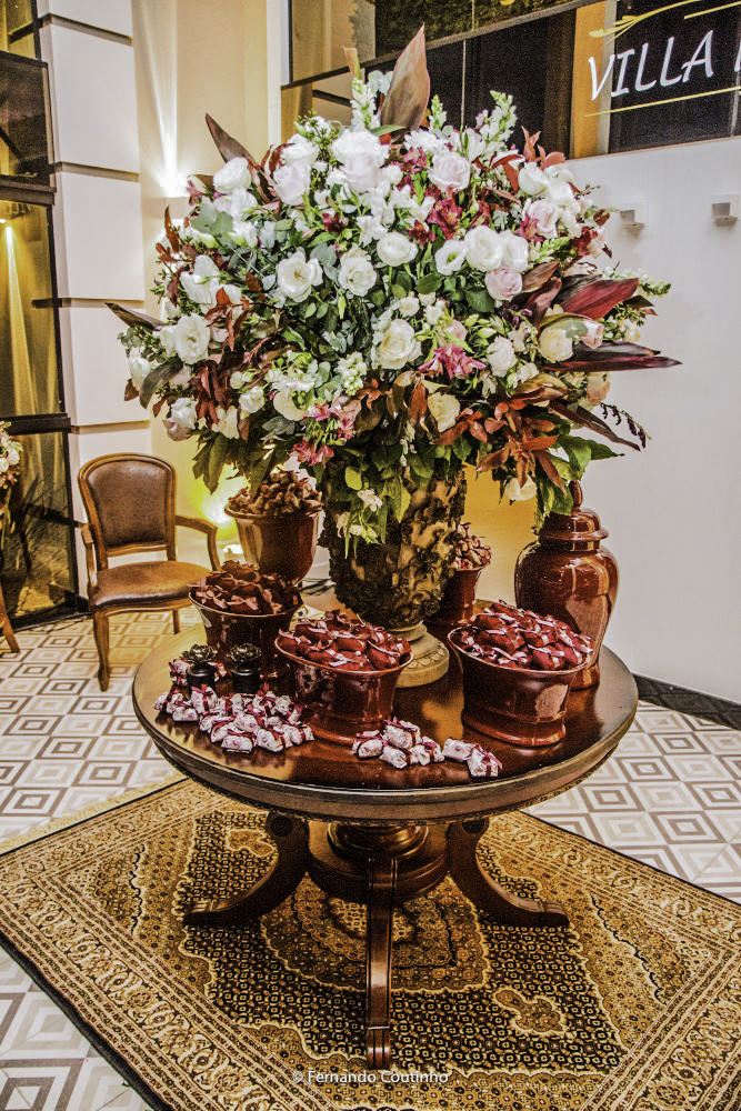 vaso enorme de flores no salao de festas villa nobre eventos na cidade de americana feita pelo decorador de festas casamentos e eventos fernando reame