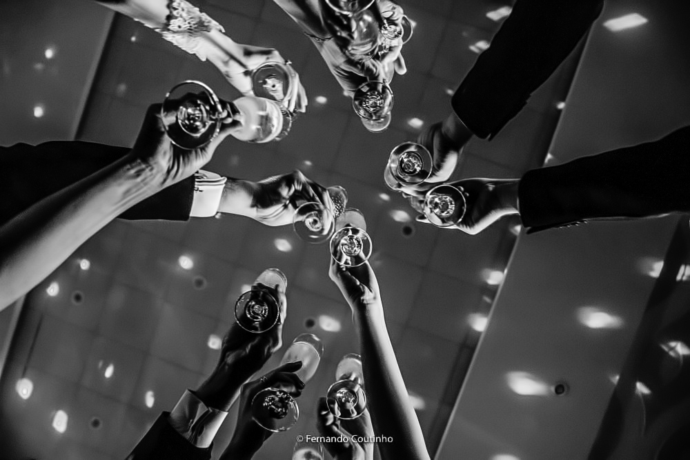 momento do bride de padrinhos de camento e pais de noivos junto com o casal de noivos na festa de casamento no espaco de festas villa nobre na cidade de americana sao paulo