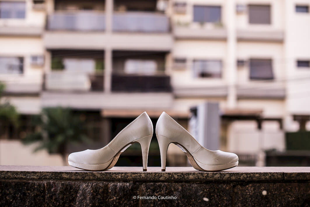 fotografia de casamento dos sapatos da noiva feita pelo fotografo de casamento fernando coutinho no salao de cabeleireiros Allisson na cidade de Americana
