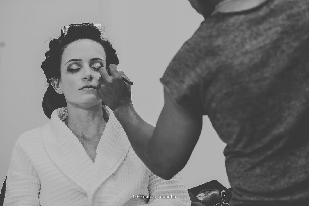 Retoque da maquiagem da noiva no salao de cabeleireiros Allisson na cidade de Americana fotografia de casamento feito pelo fotografo de casamento