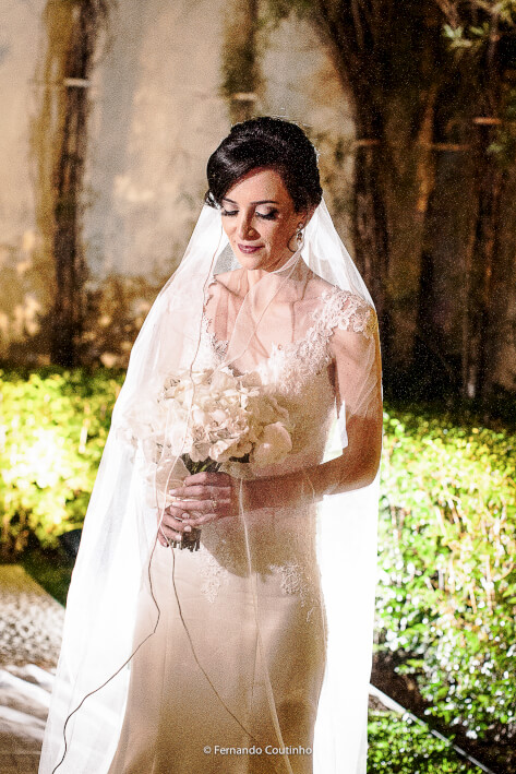 noiva faz ensaio fotografico de casal no jardim do salao de festa villa sao vitto na cidade de americana fotografia de casamento feita pelo fotografo de casamento fernando coutinho