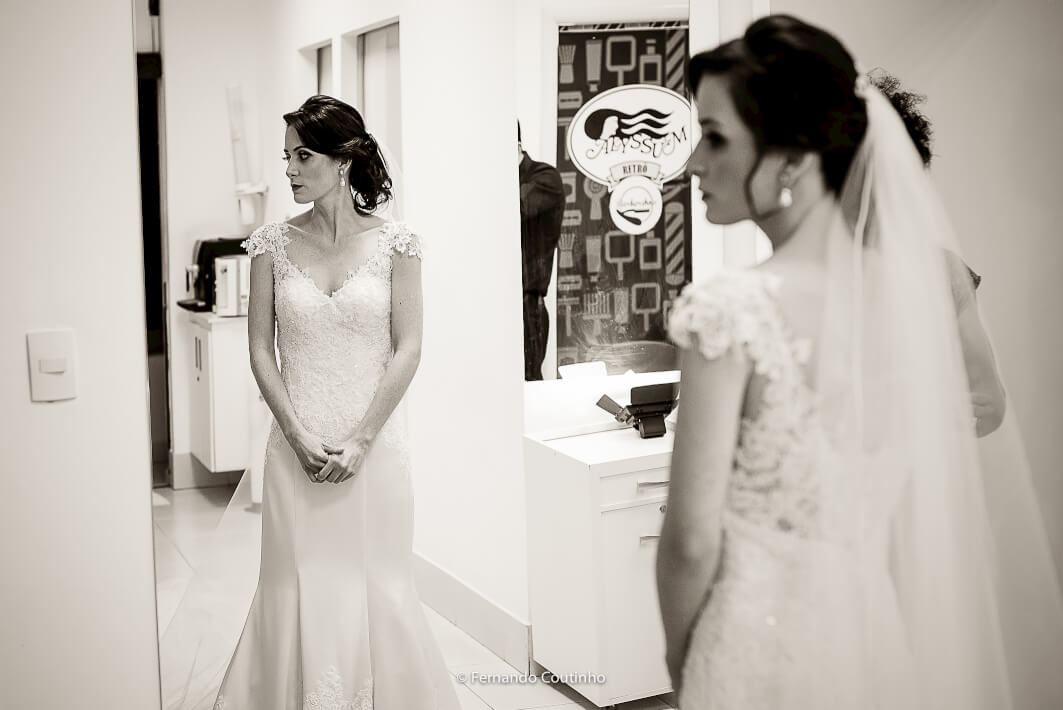 noiva prointa com seu vestido de noiva e seu veu de noiva feito pelo estilista Donny Archanjo no salao de cabeleireiros Allisson em Americana