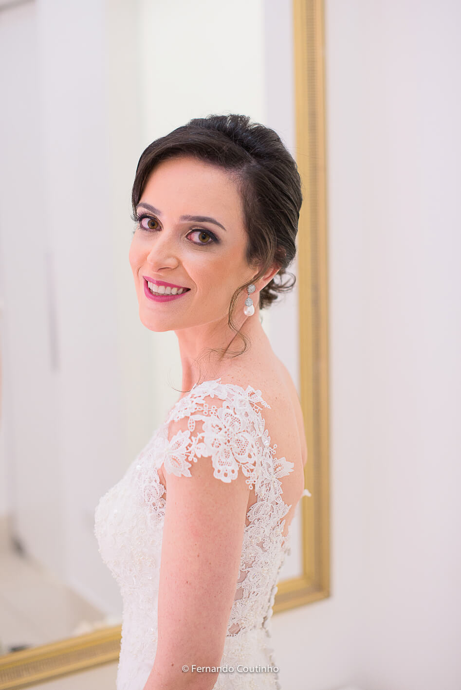 Noiva e seu vestido sem o veu  feita pelo estilista Donny Archanjo da cidade de Americana na fotografia de Making of no salao de cabeleireiros Allisson em Americana