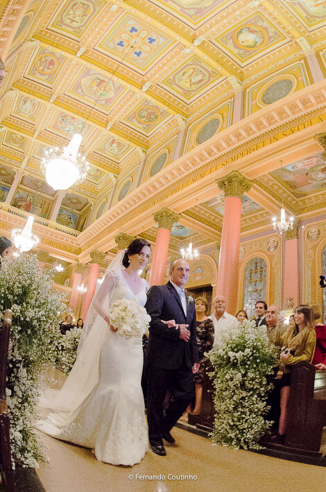 entrada da noiva com seu vestido de noiva feito pelo estilista de noivas Donny Archanjo na Basilica Santo Antonio de Padua na cidade de Americana Sao Paulo