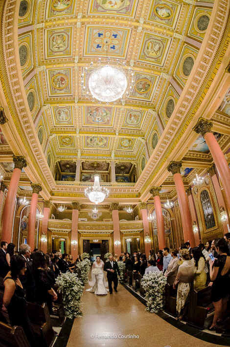 noiva entra na igreja basilica santo antonio de padua com seu pai linda e com seu vestido de noiva e a decoracao de fernando reame na igreja matriz nova de santo antonio em americana