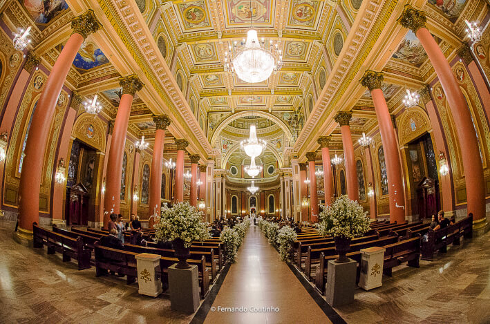 vista geral da igreja basilica santo antonio de padua com a linda decoraçao de casamento feita pelo decorador de festas e eventos e casamento fernando reame da cidade de Americana sao paulo