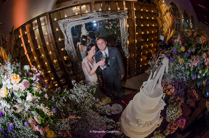 Casal de noivos fazem brinde em comemoracao ao casamento no espaco de eventos villa sao vito na cidade de americana sao paulo em fotografia autoral de casamento feita por fernando coutinho fotografo
