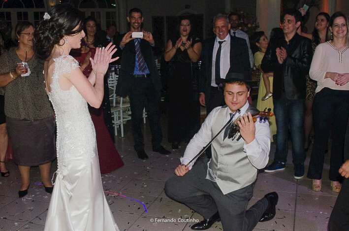 Noivo toca violino do musico da banda chapeu da mafia mostrando a noiva que ele sabe tocar violino no dia do casamento no espaco de festas e eventos villa sao vito na cidade de americana sao paulo