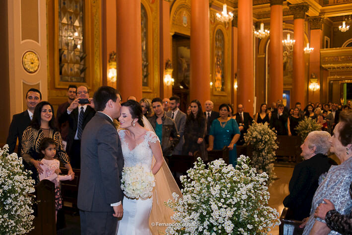 noivo recebe a noiva na igreja santuario santo antonio de padua na cidade de americana com a decoraçao de fernando reame e organizaçao do cerimonial valeria nascimento eventos