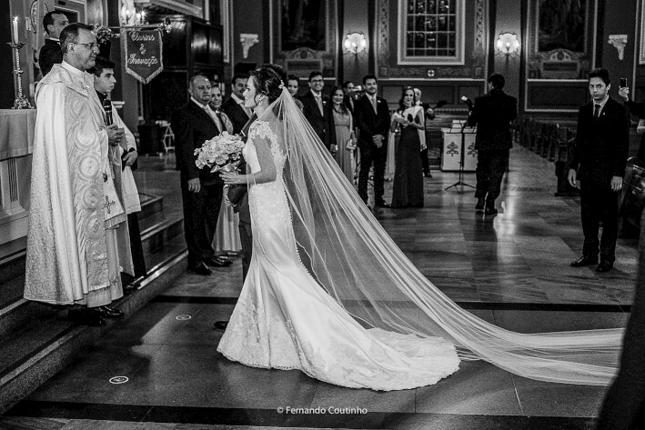 noivos entram pelo corredor principal da igreja matriz nova de santo antoniuo em americana sao paulo com as bencaos matrimoniais do padre em cerimonia catolica na cidade de americana sao paulo